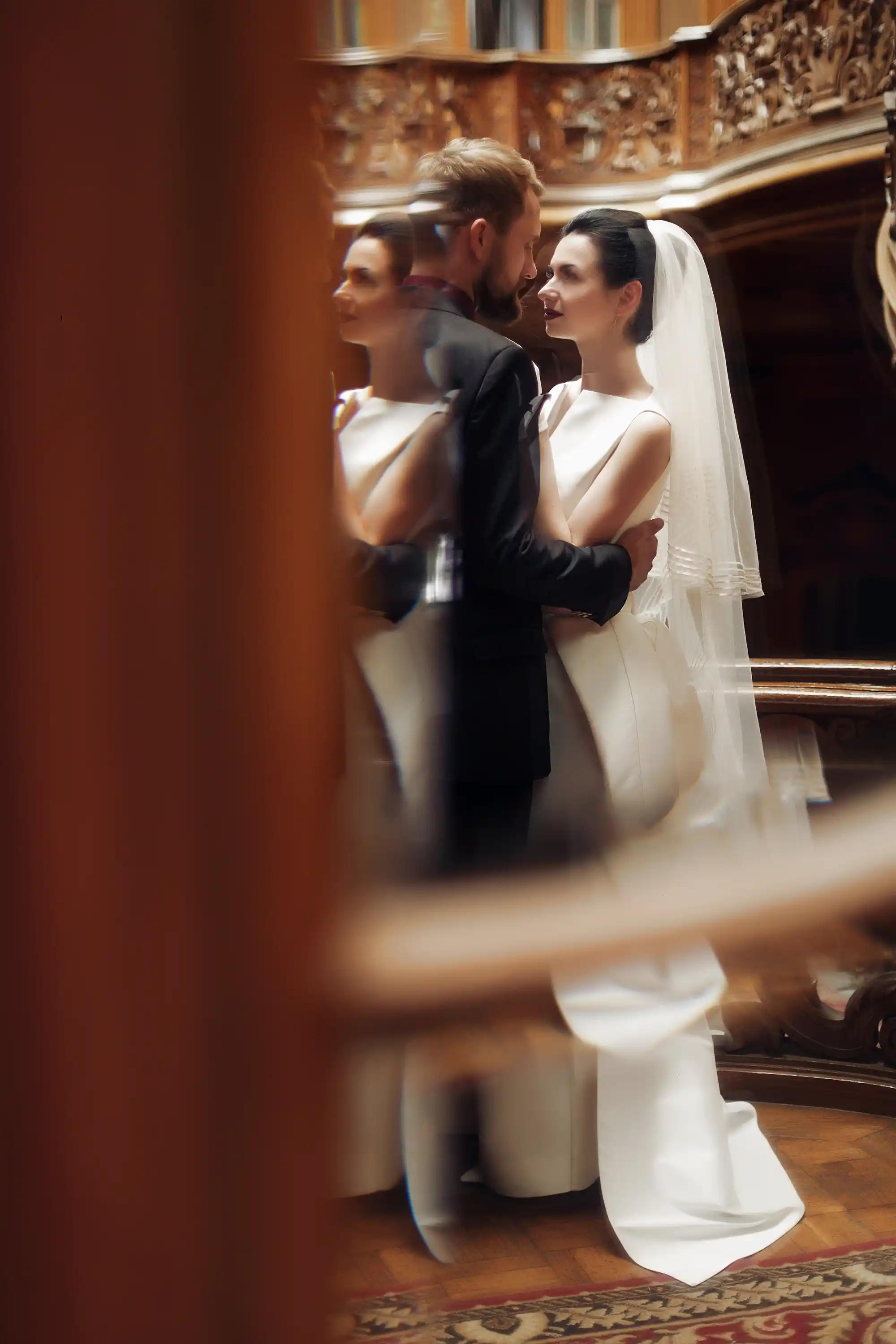 Couple enlacé le jour du mariage