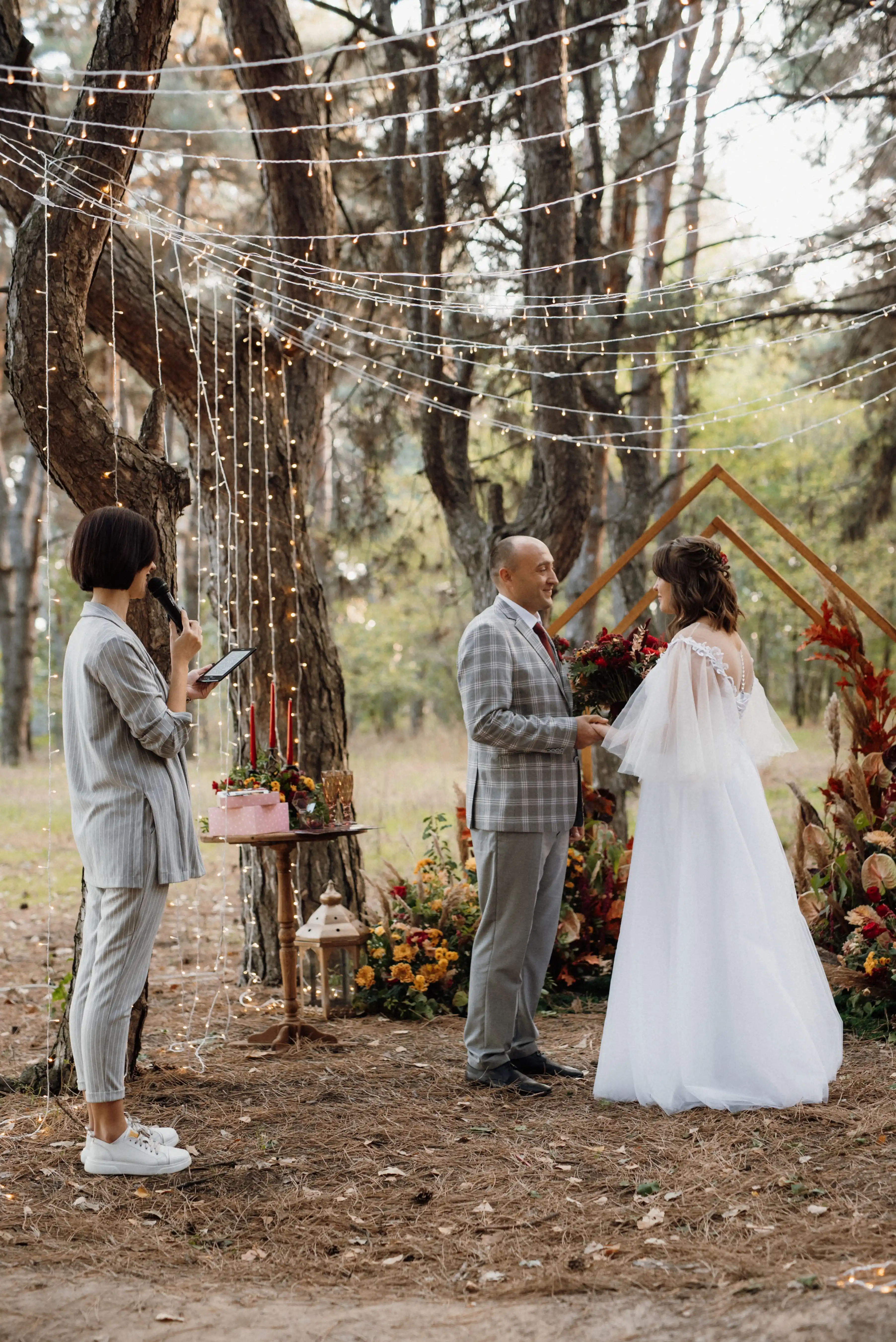 Couple fiancé en forêt d'automne