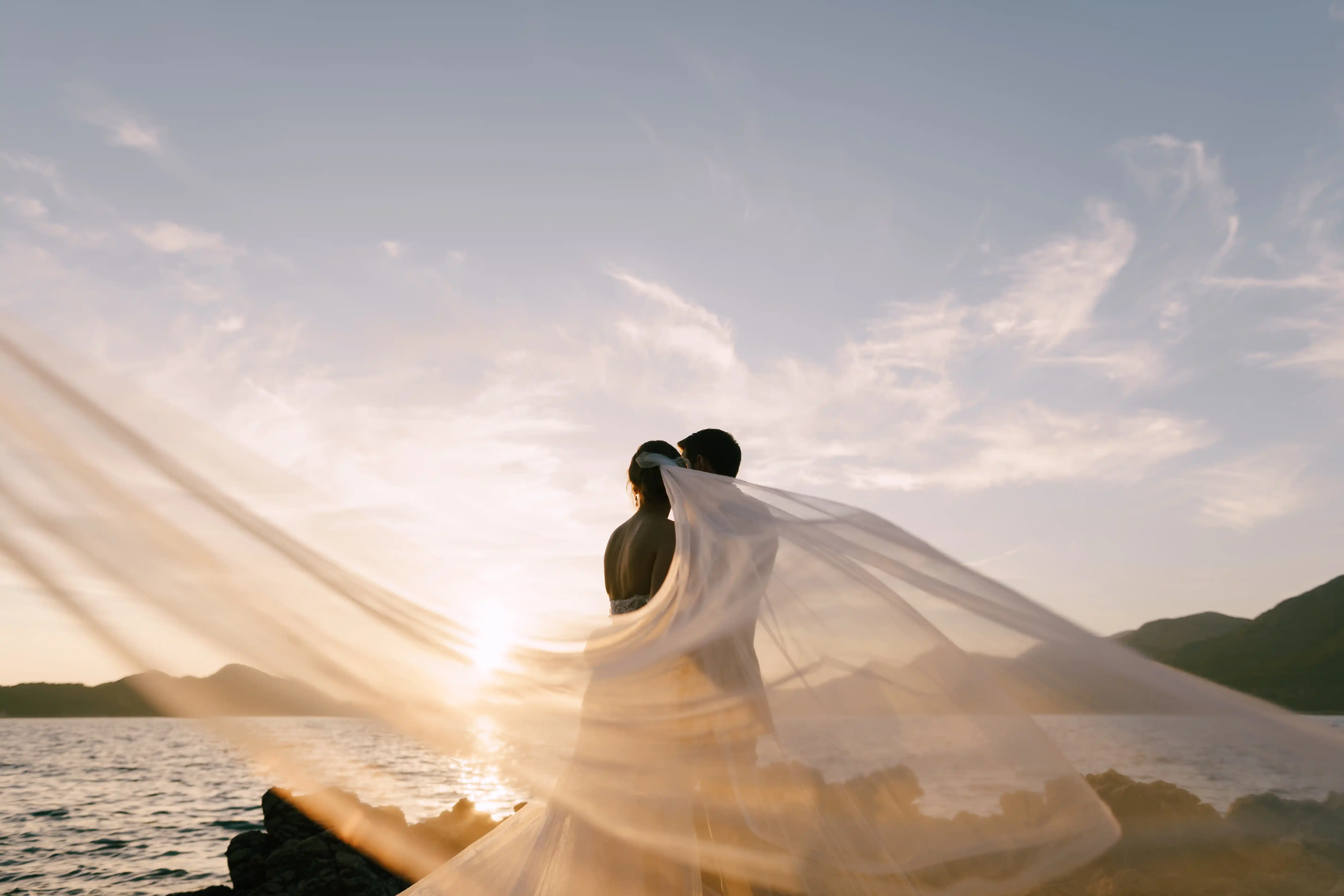 Couple célébrant son mariage sur un rivage au coucher du soleil