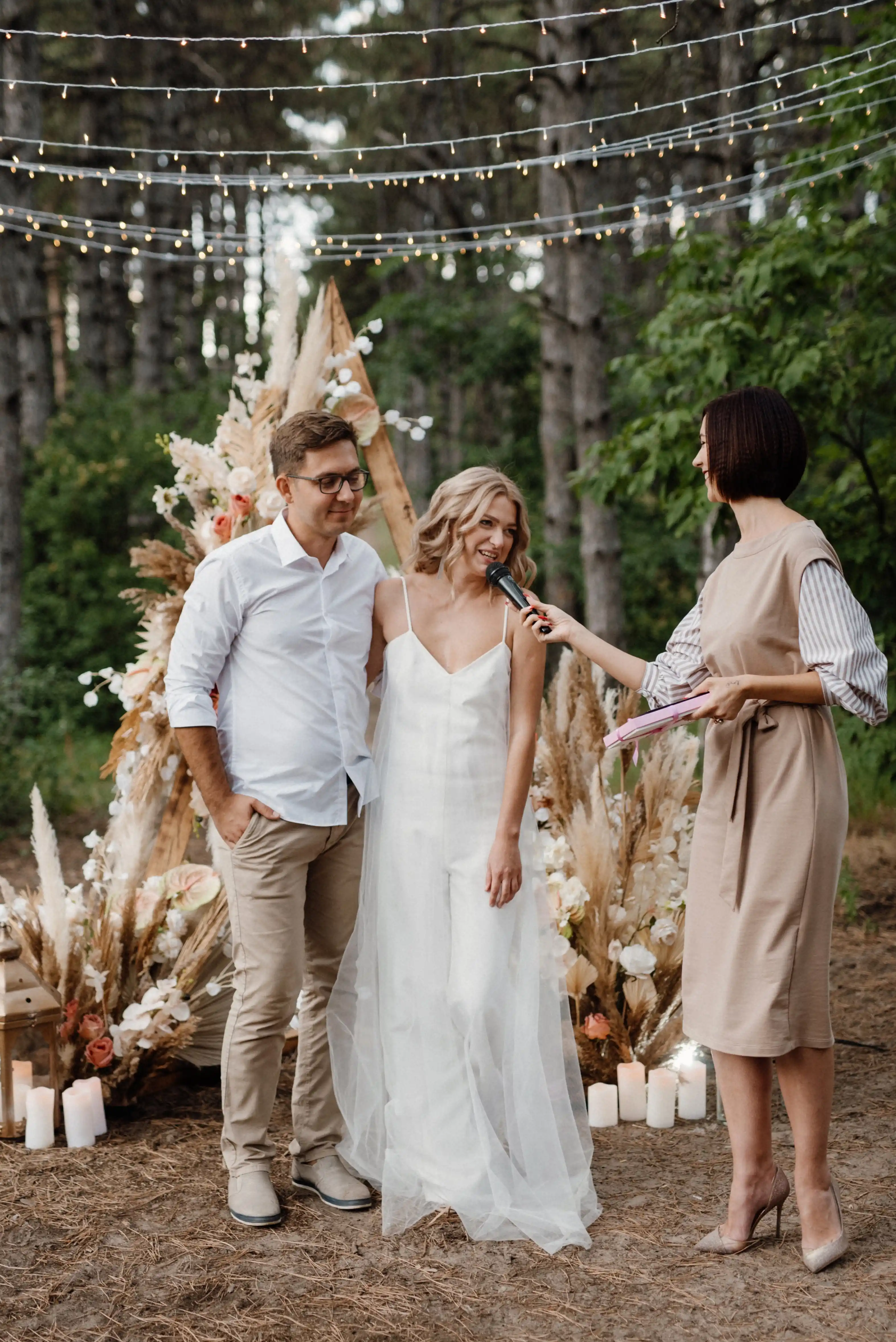 Couple célébrant son mariage en forêt
