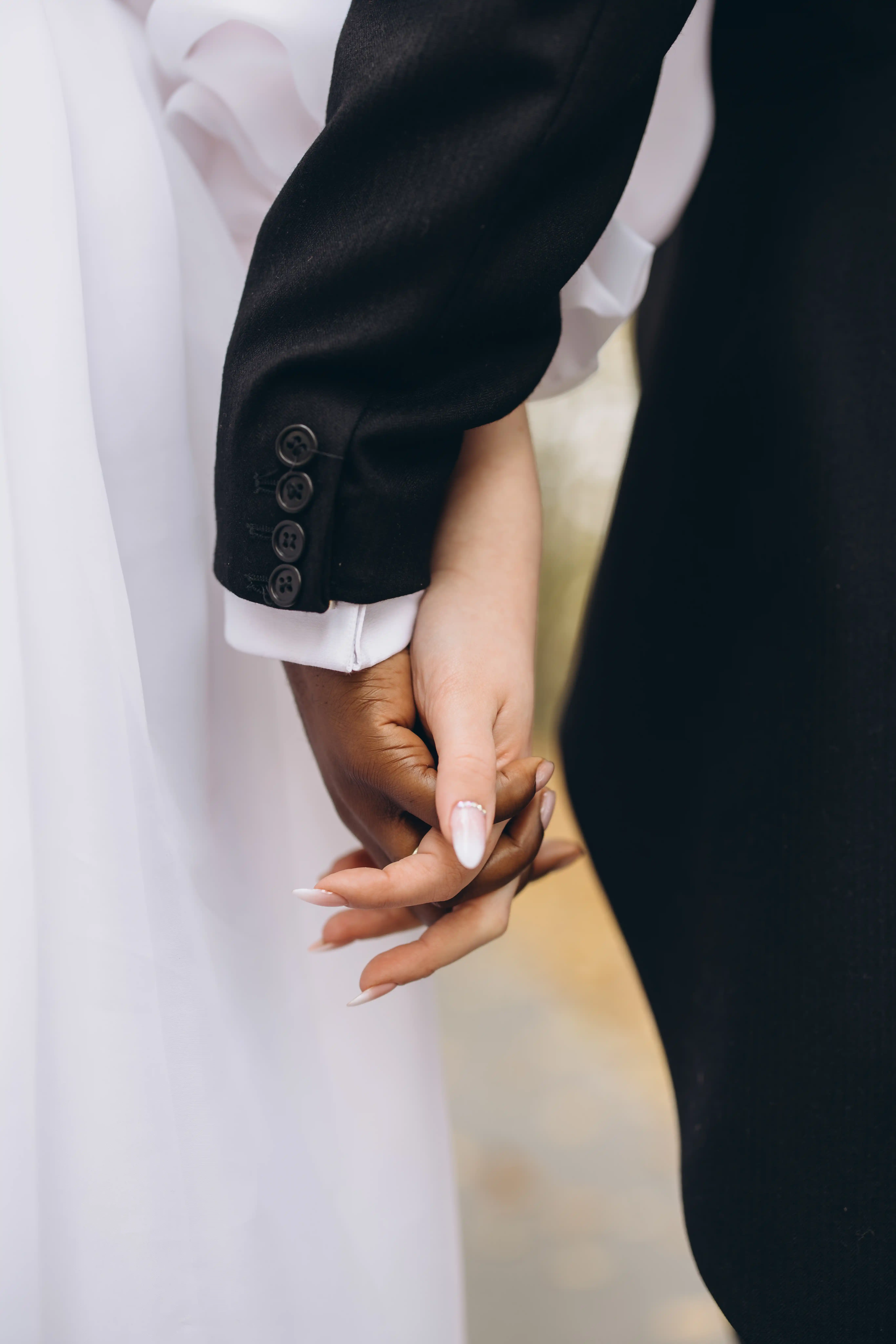 Couple se tenant la main lors d'une cérémonie